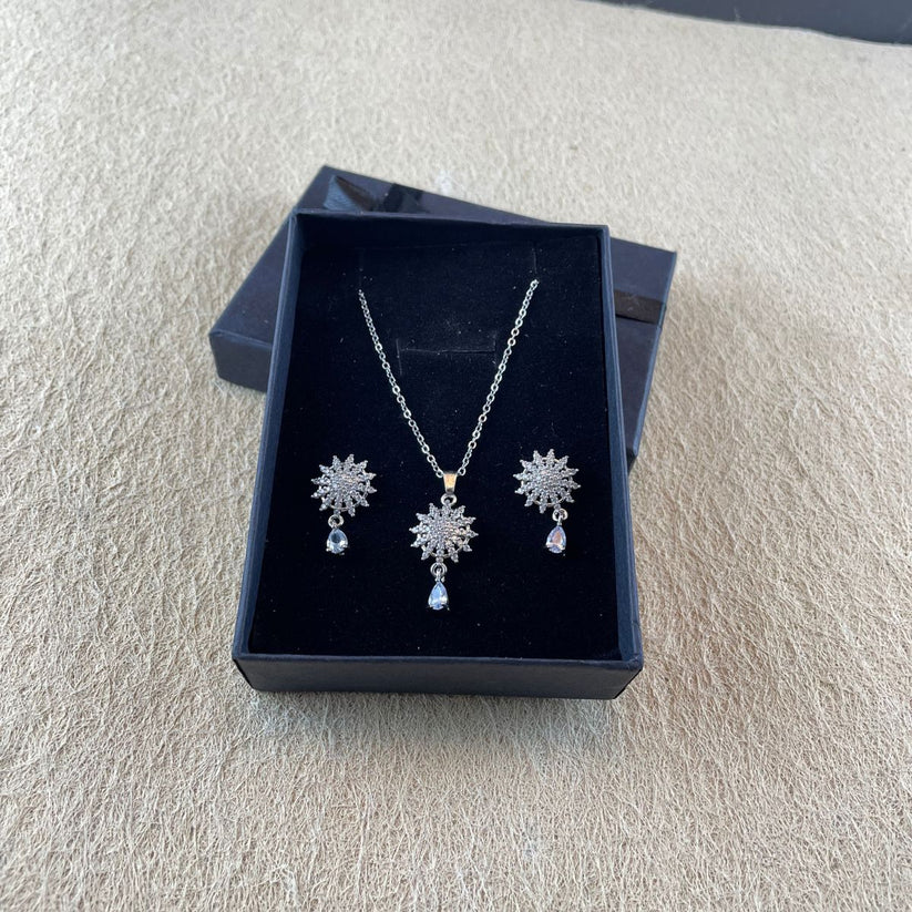 The Winter Bloom Necklace