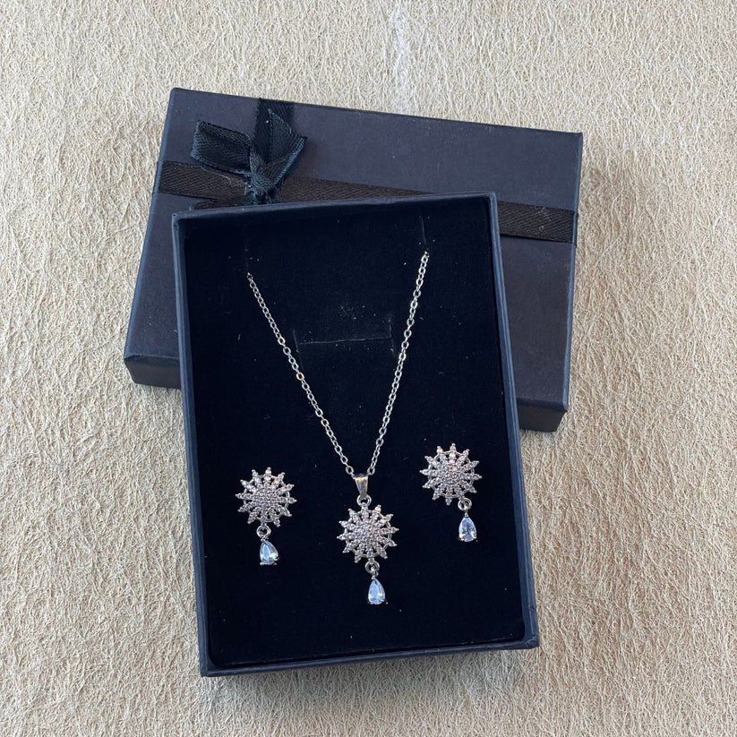 The Winter Bloom Necklace