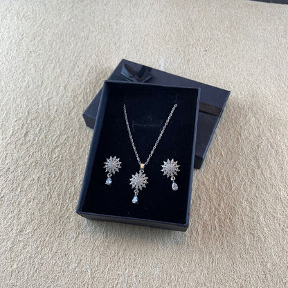 The Winter Bloom Necklace